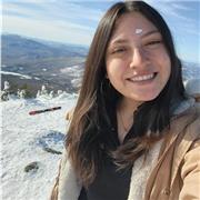 Profesora de ingles imparte clases a niños de todas las edades